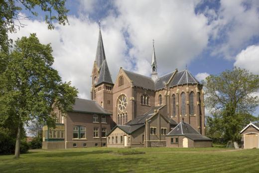 Neogotische Sint-Vituskerk in het Friese dorp Blauwhuis