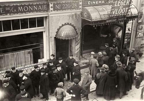 Bezoekers in de rij voor de “Leger- en vlootfilm” bij de cinema De Munt in Amsterdam. (Het Leven, 1917 – geheugenvannederland.nl)