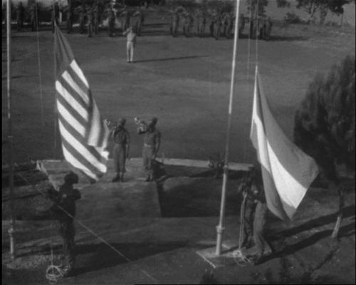 De papoesvlag wordt naast de Nederlandse vlag gehesen.