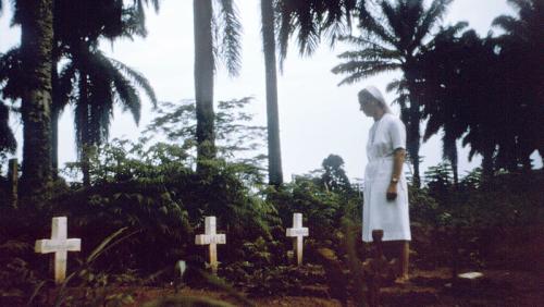 Nurse-nun_visits_graves_of_victims_of_1976_Zaire_Ebola_outbreak
