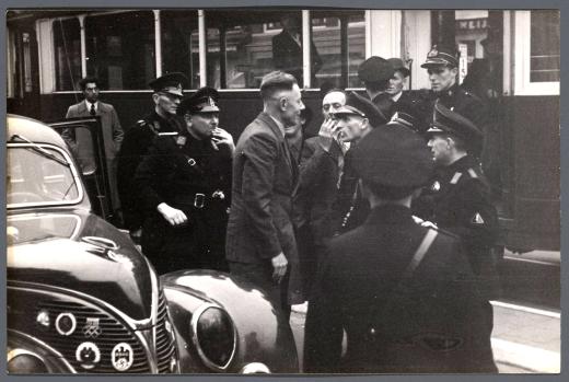 Arrestatie van een man wegens vermeende belediging van het nationaal-socialisme, 1942