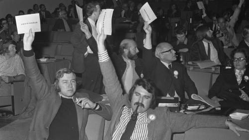PvdA-congres in Den Haag stemming Marcel van Dam Van der Lauw Laban en Den Uyl 6 oktober 1972