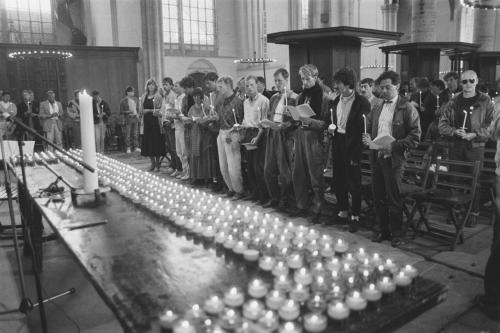 Kaarsen voor overleden Aids-patient tijdens AIDS Memorial Day in Amsterdam 30-05-1987