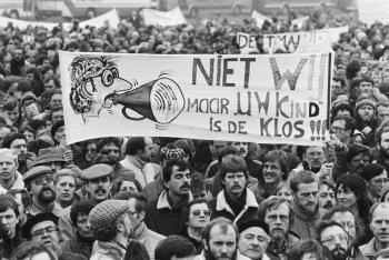 Onderwijsstaking Manifestatie op het Malieveld met spandoek Niet wij maar uw kind is de klos 14 december 1982