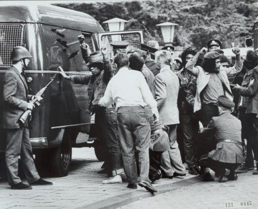 Bezetting van de residentie van de Indonesische ambassadeur in Wassenaar door Zuid-Molukkers. De bezetters die zich overgegeven hebben worden doorzocht op wapens 1970
