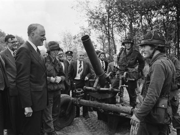 Staatssecretaris Van Eekelen van Defensie stelt nieuwe oefenmogelijkheid in Havelte west van Kon. Landmacht op demonstratie van oefening op nieuw terrein 26 oktober 1978