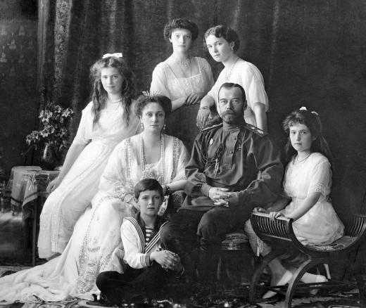 De familie Romanov in 1913 vlnr Maria, Alexandra, Aleksej, Tatiana, Olga, Nicolaas II en Anastasia © Publiek Domein