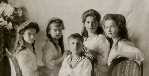 De Romanov kinderen in 1910, rechts van Aleksej zit Maria