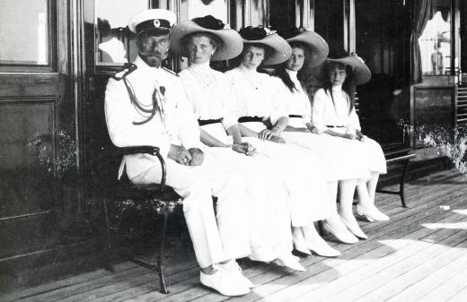 Tsaar Nicolaas II en zijn vier dochters in 1907