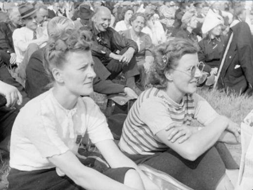 Publiek van de hagepreek in juni 1940
