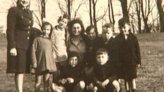 Hilde Goldberg met kinderen in Bergen-Belsen