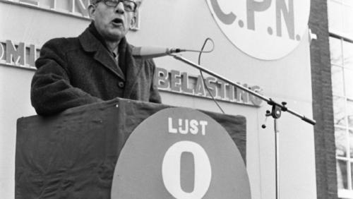 1970 - Verkiezingsbijeenkomst_van_de_CPN_op_het_Spui_in_Amsterdam,_fractievoorzitter_van_de_CPN_Marcus_Bakker_aan_het_woord_-_NL-HaNA_2.24.01.05_0_923-3467_WM122