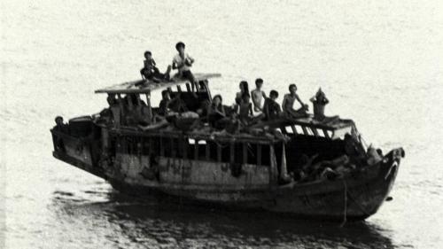 140 Vietnamezen in 1981 in een gammel rivierbootje dobberen drie weken lang stuurloos op de Zuid Chinese Zee
