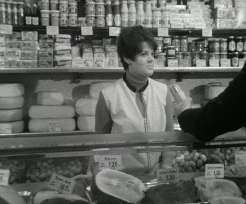 Een kaasvrouw wordt in 1968 geinterviewd over de BTW