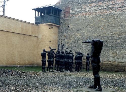 Beeldengroep op de binnenplaats van de gevangenis van Sighet
