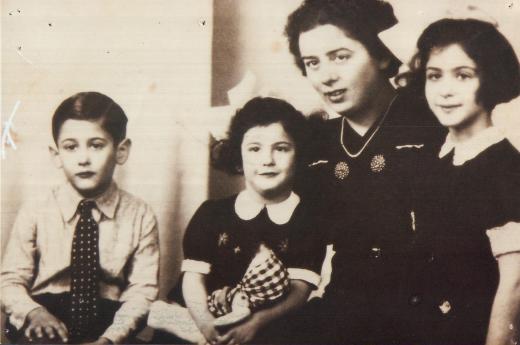 BOSMAN, Mirjam Anna (04-08-1933), Arnold (22-09-1934) en Jehoedith [Joeki] (01-11-1937) - met moeder Eva Bosman-de Jong.JPG