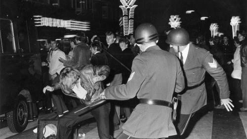 Assen TT nacht 1969-4 Ged. Singel gem. politie Emmen in actie  foto G. Hut