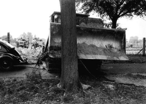 De bulldozer waarmee Peter T. en Günter F. de dodelijke grensstrook wisten te overbruggen in september 1966. (foto Landesarchiv Berlin, Karl-Heinz Schubert, nr. 114933)