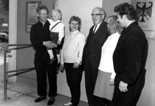 Peter T. en Günter F. poseren met familie en wethouder Kurt Exner na hun geslaagde vlucht.  (foto: Landesarchiv Berlin, Karl-Heinz Schubert, nr. 115001)